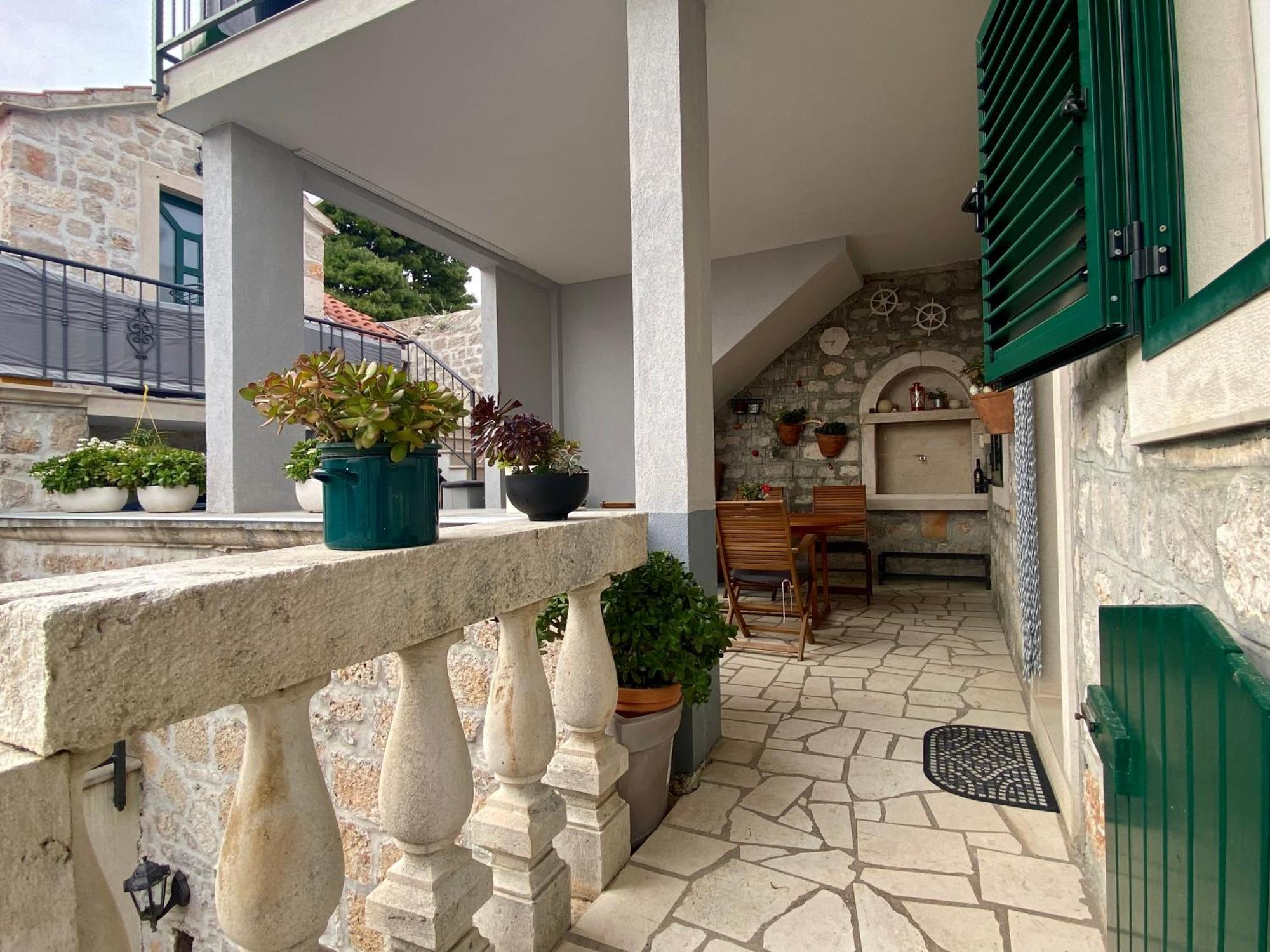 Apartment Simon - Old Stone Charm, Central Bol Life מראה חיצוני תמונה